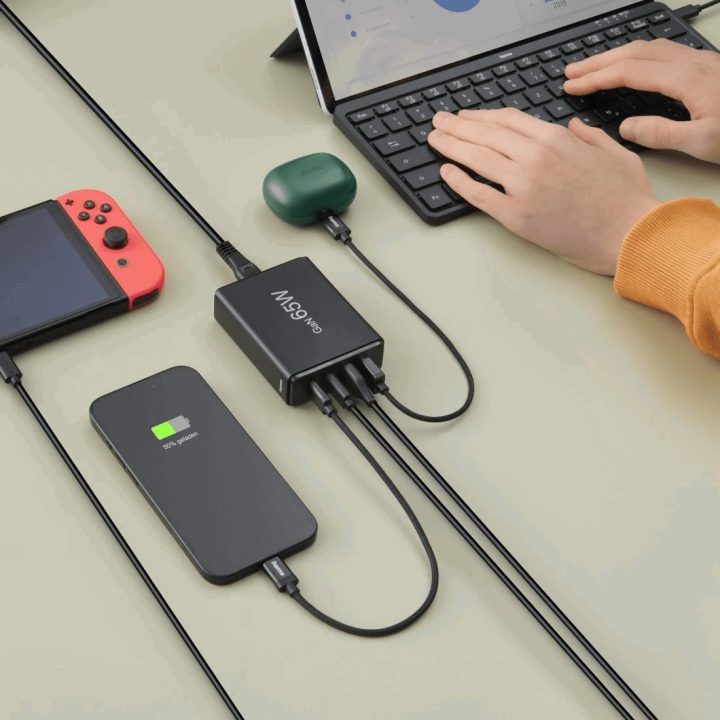 Juoda USB įkrovimo stotelė 65 W su USB-C ir USB-A