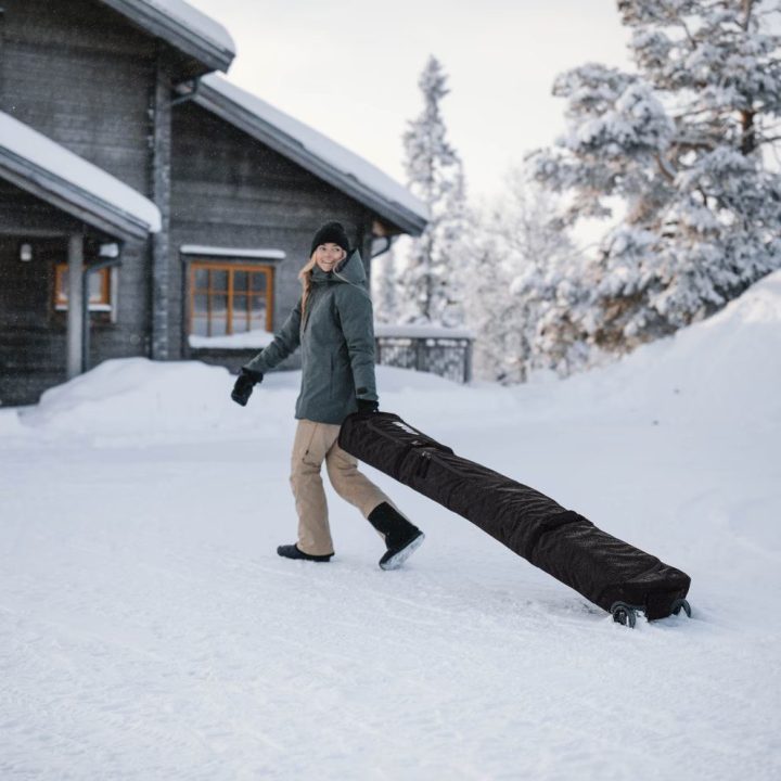 Juodas riedantis snieglenčių krepšys iki 165 cm