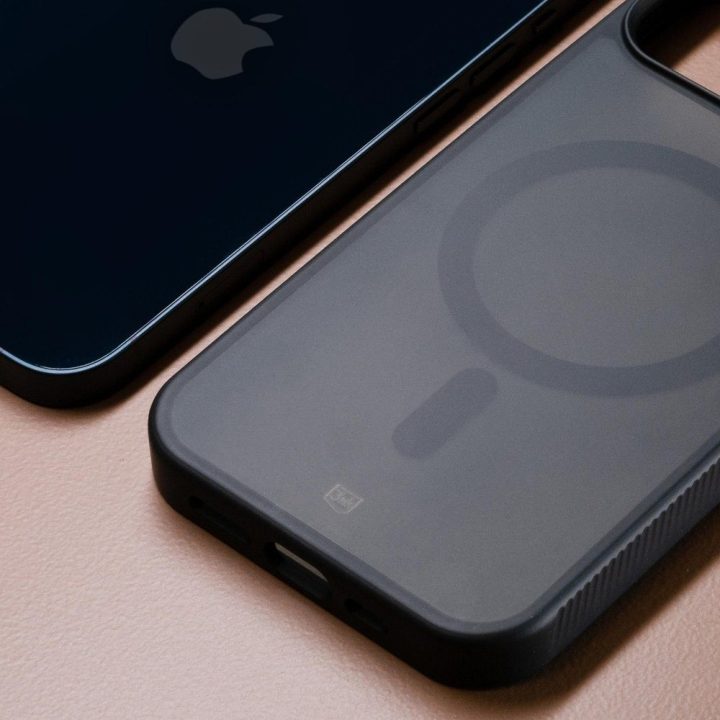 Juodas pusiau permatomas dėklas iPhone 17 Air