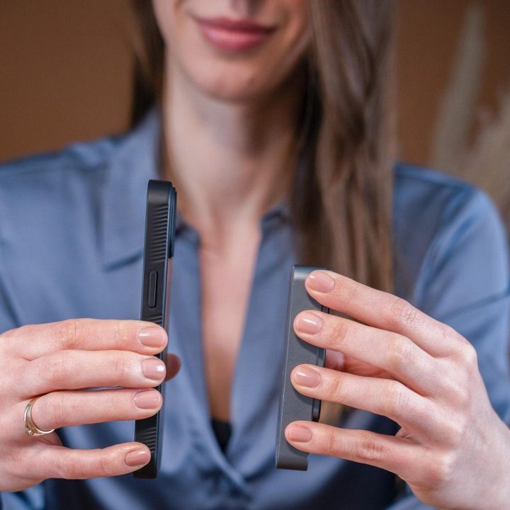Juodas pusiau permatomas dėklas iPhone 17 Air