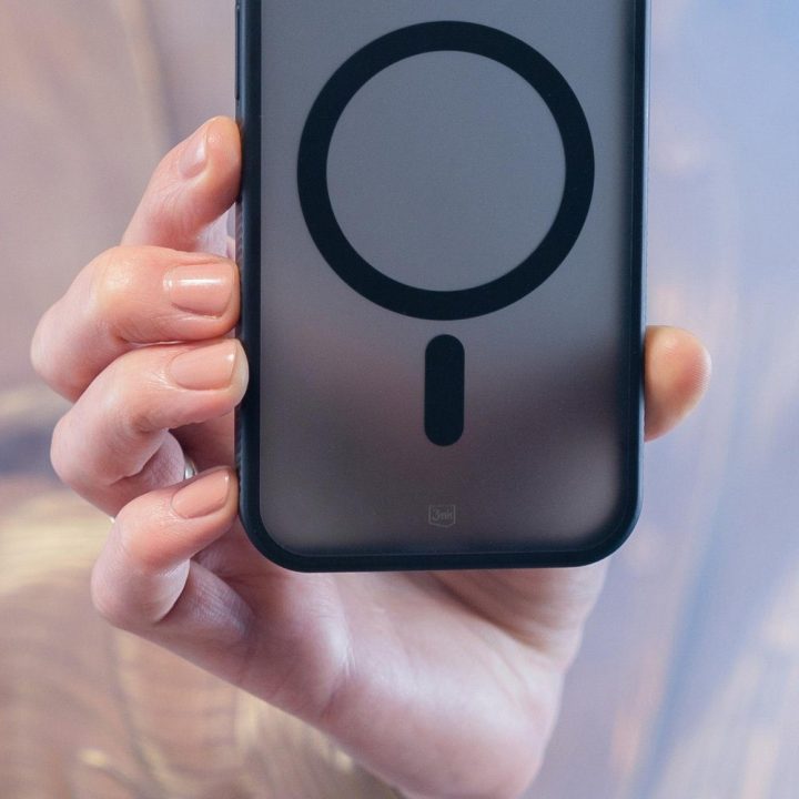 Juodas pusiau permatomas dėklas iPhone 17 Air