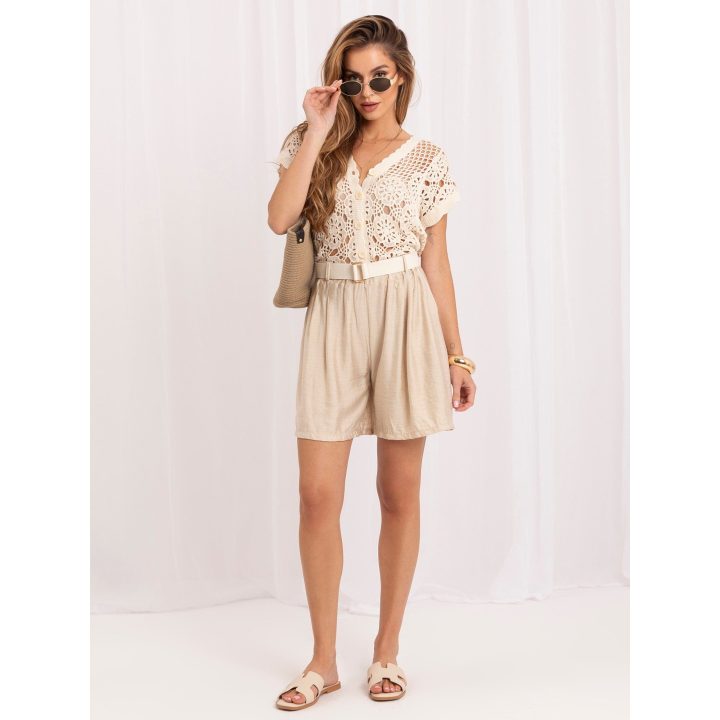 Ekru ažūriniai moteriški šortai su diržu