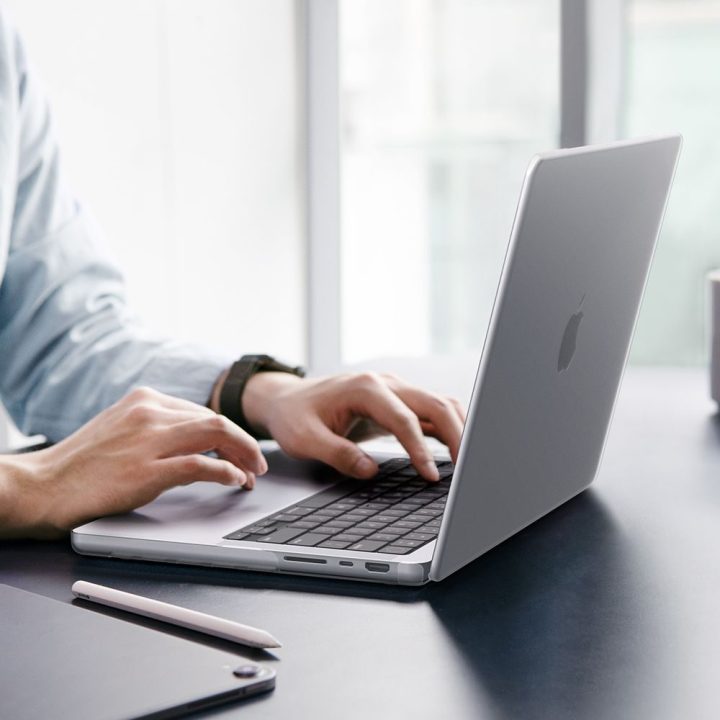 Spigen AirSkin dėklas MacBook Pro 14" 2021–2026, skaidrus matinis