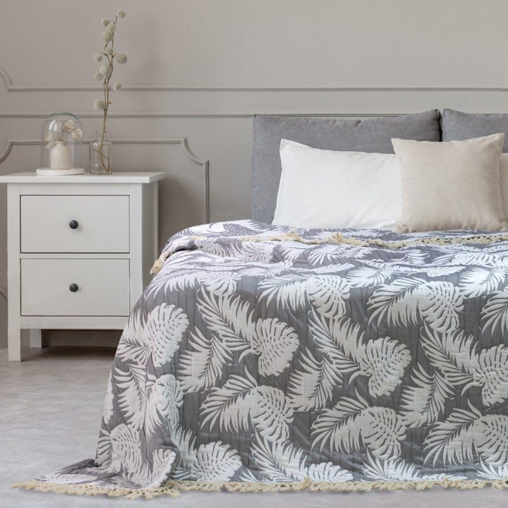 Lovatiesė Tropical Leaves DecoKing 260 × 280 cm, pilka ir balta