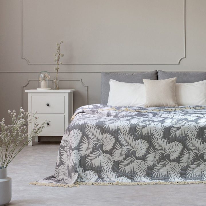 Lovatiesė Tropical Leaves DecoKing 260 × 280 cm, pilka ir balta