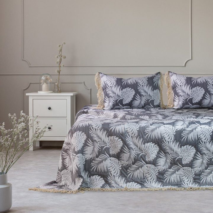 Lovatiesė Tropical Leaves DecoKing 260 × 280 cm, pilka ir balta