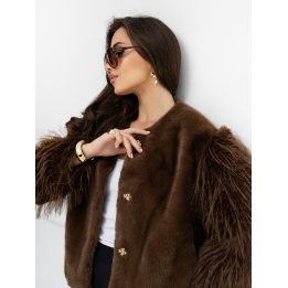 Ruda moteriška striukė su kailio imitacijos detalėmis