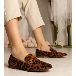 Klasikiniai moteriški leopardo rašto mokasinai.