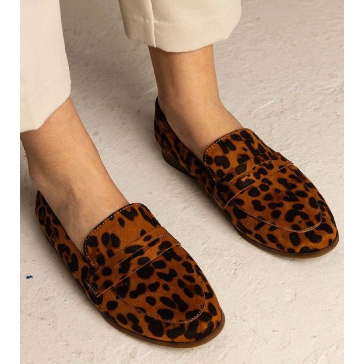 Klasikiniai moteriški leopardo rašto mokasinai.