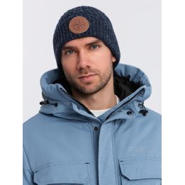 Vyriška tamsiai mėlyna beanie kepurė su dekoratyviniu lopu