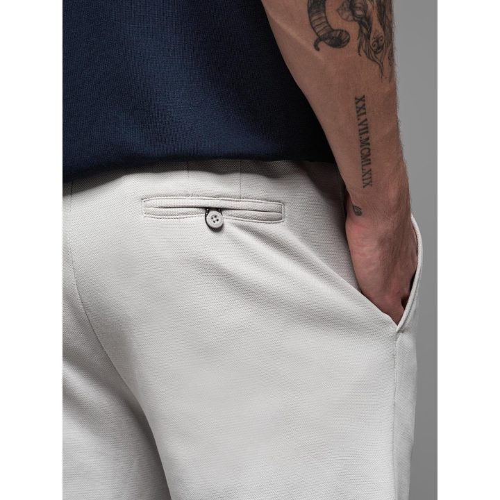 Vyriški šviesiai pilki slim fit šortai iki kelių