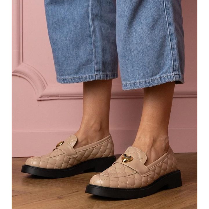 Moteriški smėlio spalvos pasiūti mokasinai su širdelės dekoru