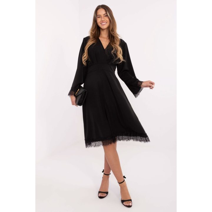Suknelė kokteilinė – elegancijai ypatingomis progomis.
