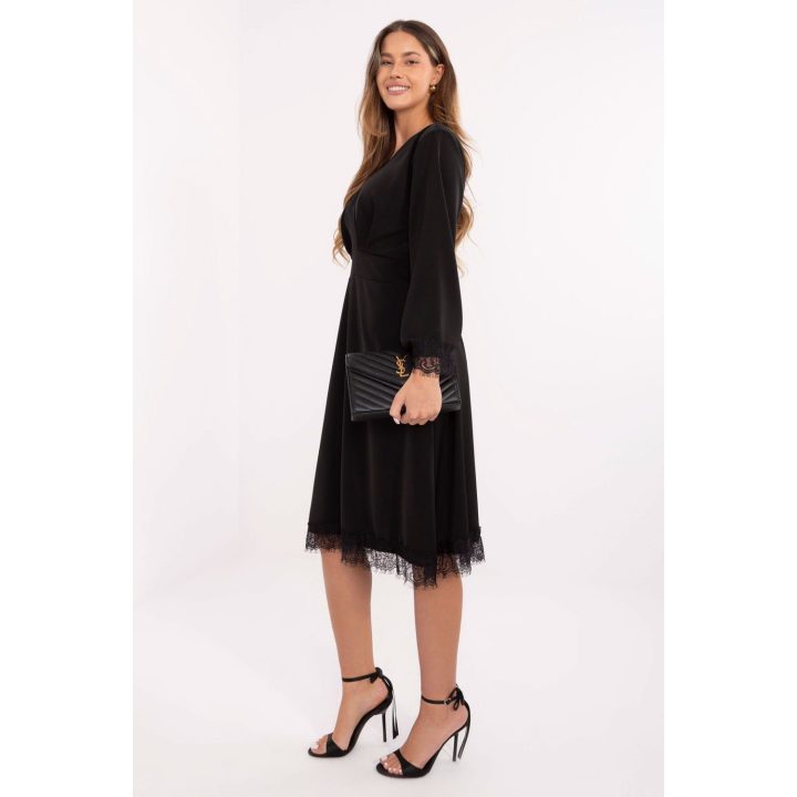 Suknelė kokteilinė – elegancijai ypatingomis progomis.