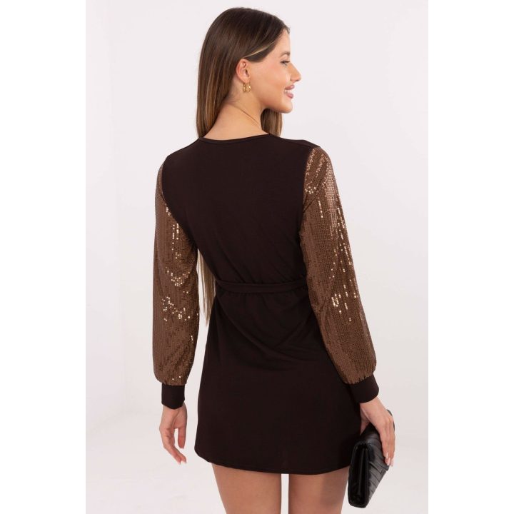 Suknelė trumpa – elegancijai ir lengvumui šiltomis dienomis.