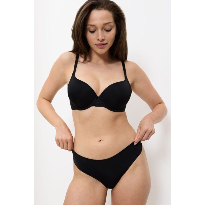 Juodos nėriniuotos string kelnaitės Triumph