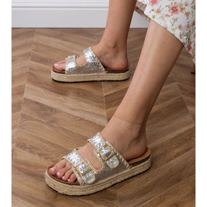 Šlepetės sidabrinės blizgios su sagtimis espadrilės platforma