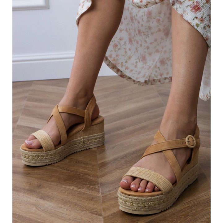 Espadrilės rudos vasarai su platforma ir pynimu