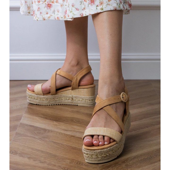 Espadrilės rudos vasarai su platforma ir pynimu