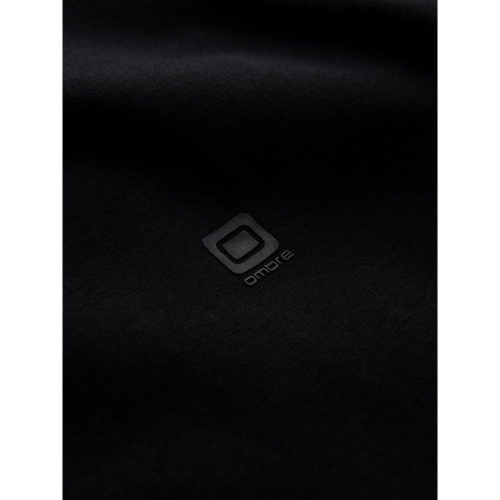 Vyriški juodi marškinėliai su trumpomis rankovėmis ir mažu logotipu
