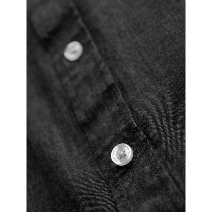 Vyriški juodi džinsiniai marškiniai su siuvinėta krūtinės kišene