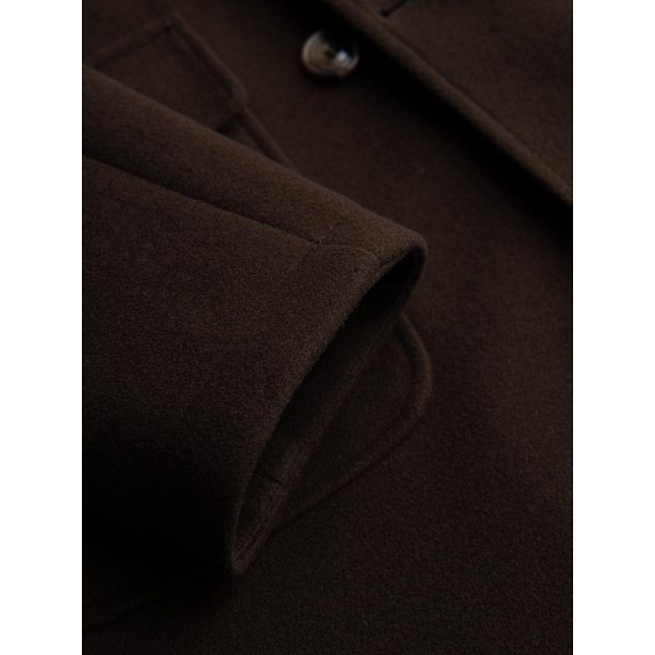 Vyriškas tamsiai rudas paltas su dvieiliu užsegimu ir dekoratyvinėmis sagomis