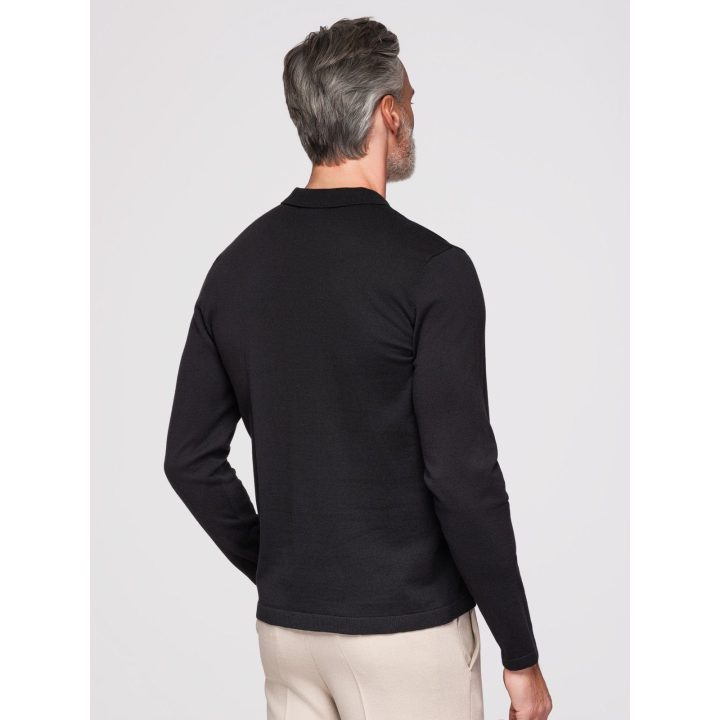 Vyriškas juodas polo megztinis su siuvinėta detale krūtinėje
