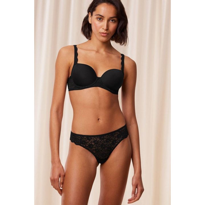 Juodos nėriniuotos string kelnaitės Triumph