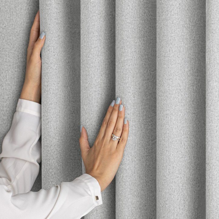Pilka užuolaida su kilpomis Corita AmeliaHome 140 × 270 cm