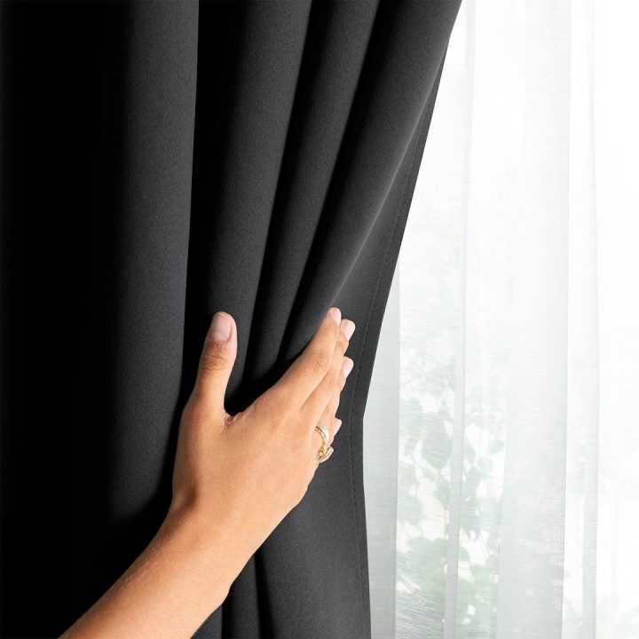 Juoda aksominė užuolaida su kilpomis AmeliaHome 200 × 245 cm