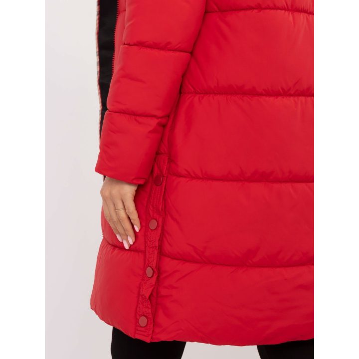 Raudona žieminė striukė su gobtuvu ir kailiniu apvadu