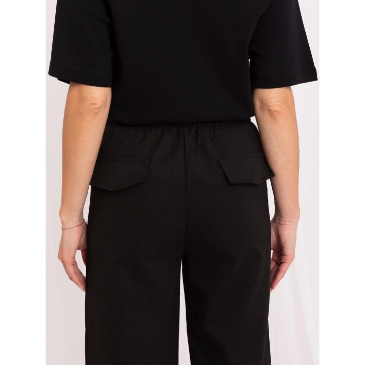 Juodos moteriškos kelnės su aukštu liemeniu ir diržu