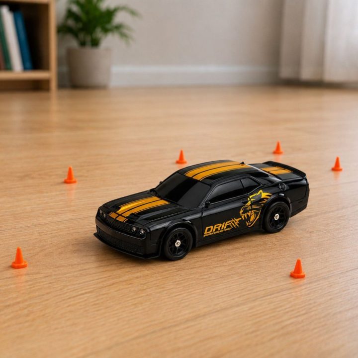 Baltas RC drift sportinis automobilis 4WD 1:43 su keičiamais kėbulais