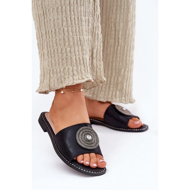 Moteriškos juodos vasarinės basutės su puošmena