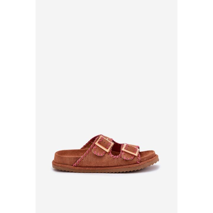 Moteriškos kupranugario spalvos sandalės su sagtimis ir dekoratyviu apsiuvimu