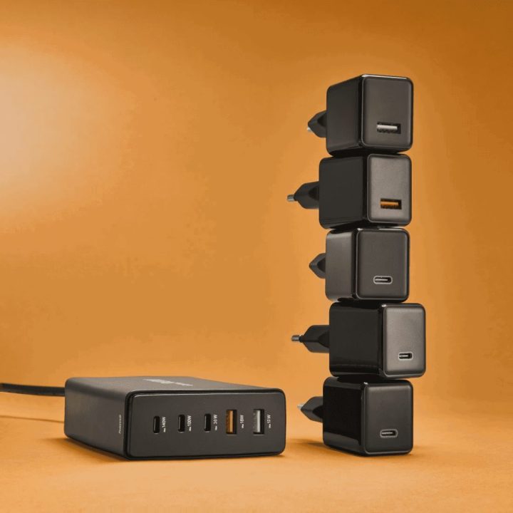 Hama 00201978 įkrovimo stotelė su 3 USB-C ir 2 USB-A, 140 W, juoda