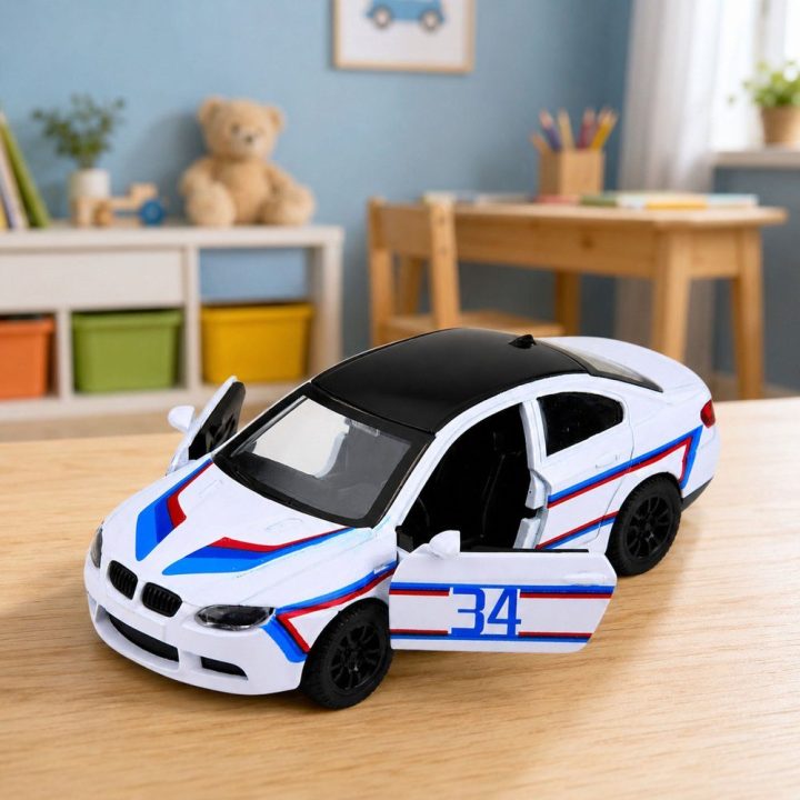 Baltas metalinis žaislinis sportinis automobilis 1:32 su atidaromomis durimis