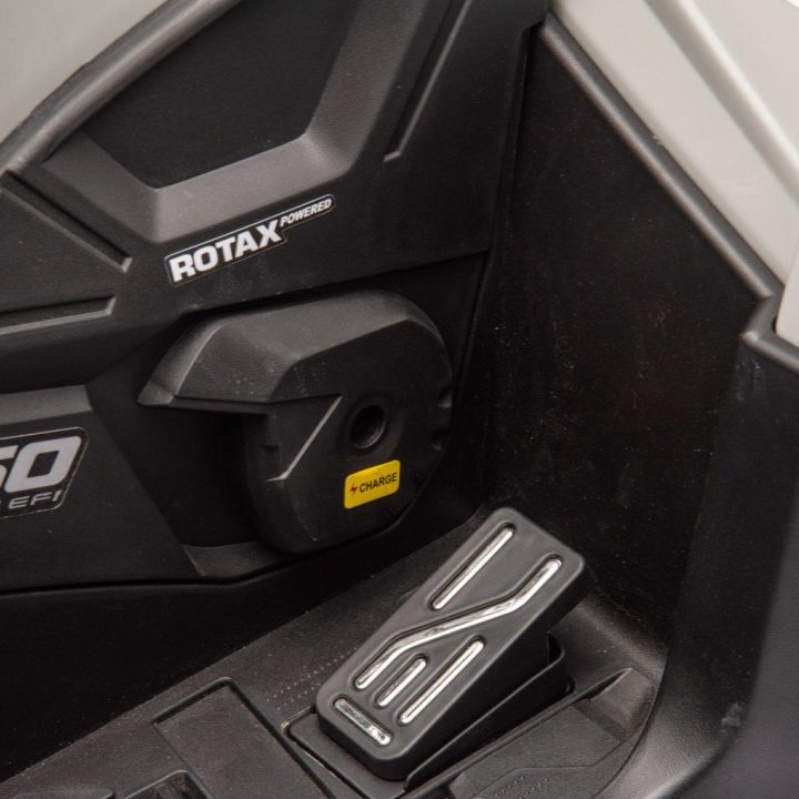 Pilkas akumuliatorinis keturratis Can Am Outlander 4x4 DK-CA005