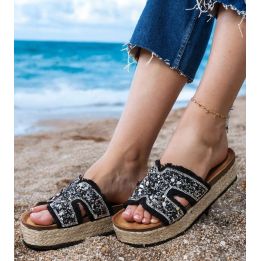 Juodos espadrilės su akutėmis ir platforma