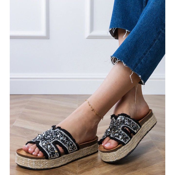 Juodos espadrilės su akutėmis ir platforma