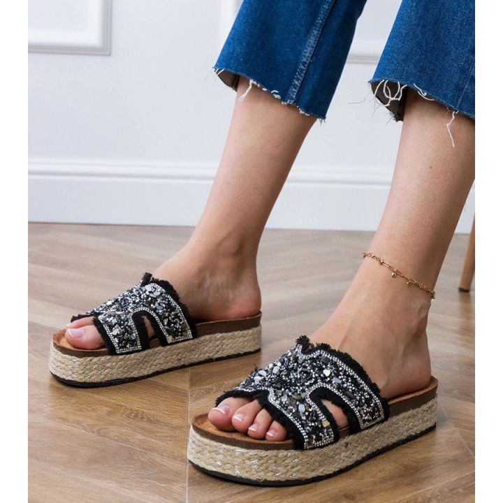 Juodos espadrilės su akutėmis ir platforma