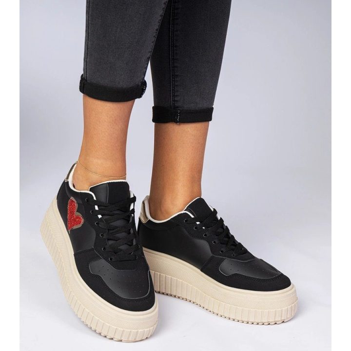 Juodi moteriški sportbačiai su blizgia širdelės detale Laira
