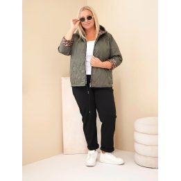 Moteriška Plus Size striukė su gobtuvu ir leopardo rašto apdaila, chaki spalvos