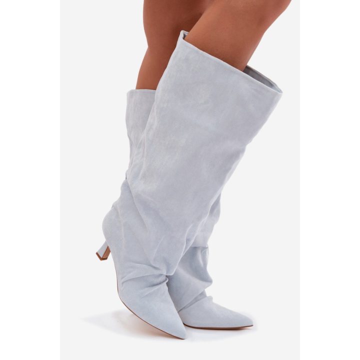 Šviesiai pilki ilgaauliai batai virš kelių Step in style
