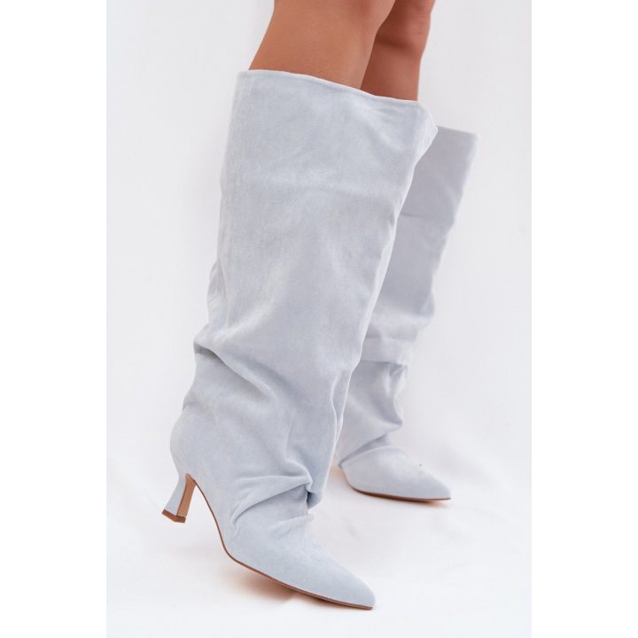 Šviesiai pilki ilgaauliai batai virš kelių Step in style