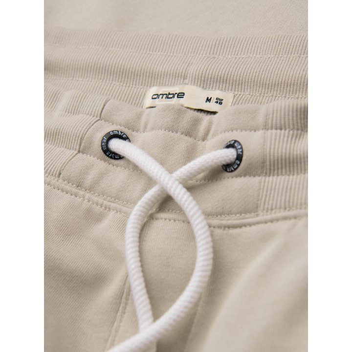 Vyriškos šviesiai smėlio spalvos kelnės tiesiomis klešnėmis