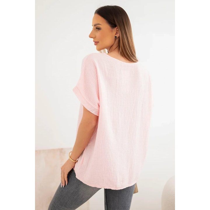Moteriška laisvo kirpimo medvilninė palaidinė su V formos iškirpte ir nėriniais, šviesiai rožinė