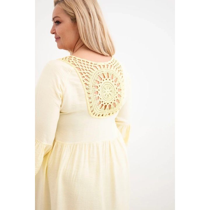 Moteriška Plus Size suknelė su ażurine apdaila, geltona