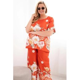 Moteriškas Plus Size komplektas su gėlėta palaidine ir plačiomis kelnėmis, plytų raudonos spalvos