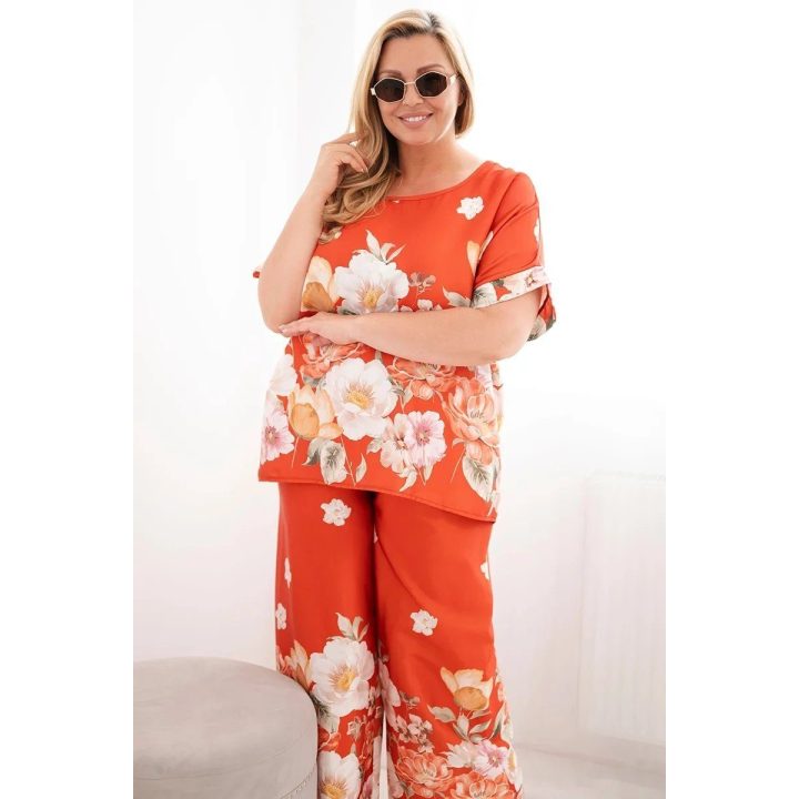 Moteriškas Plus Size komplektas su gėlėta palaidine ir plačiomis kelnėmis, plytų raudonos spalvos